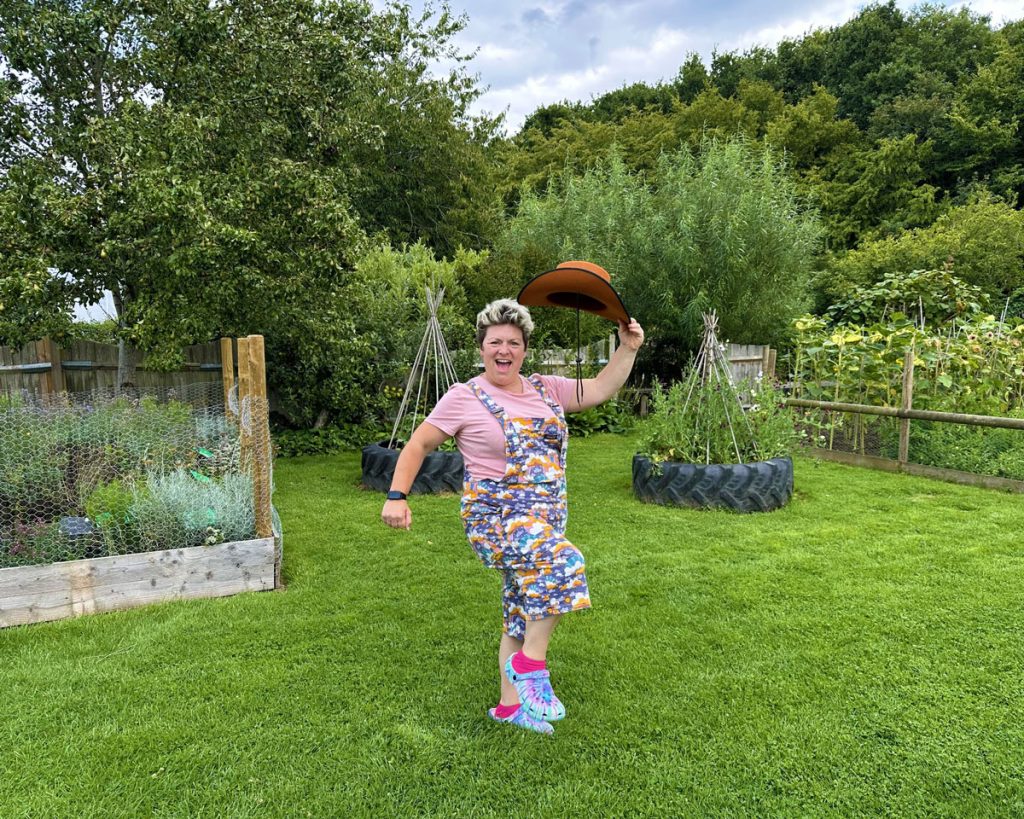 Image of lady lifting cowboy hat off her head