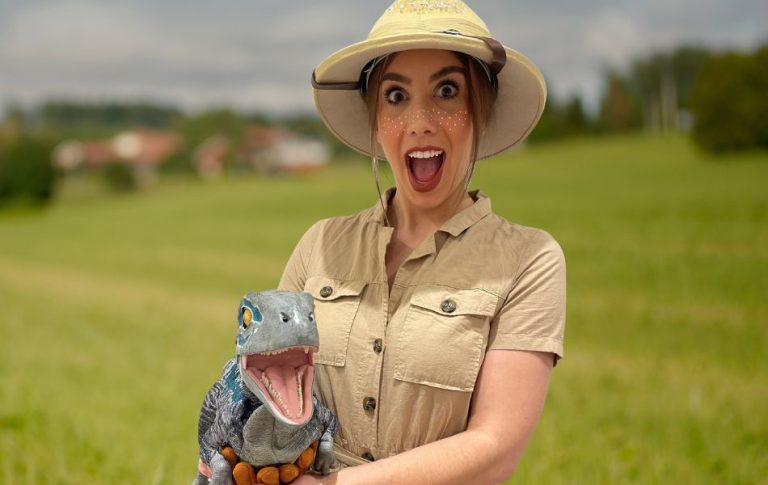 lady dinosuar hunter